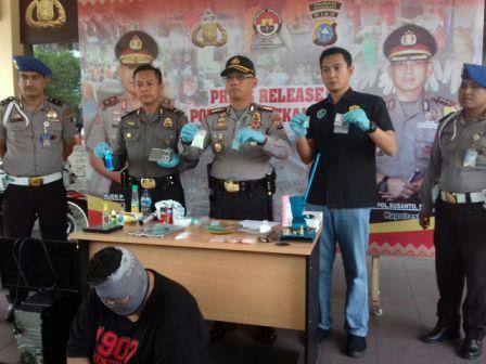 Usir Istri, Demi Jalani Produksi Pil 